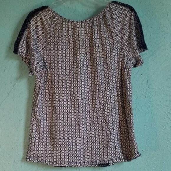 Shirt St John's Bay SHORT SLEEVE Blue White Geometric Women's WOMAN'S SIZE Large - Picture 3 of 6